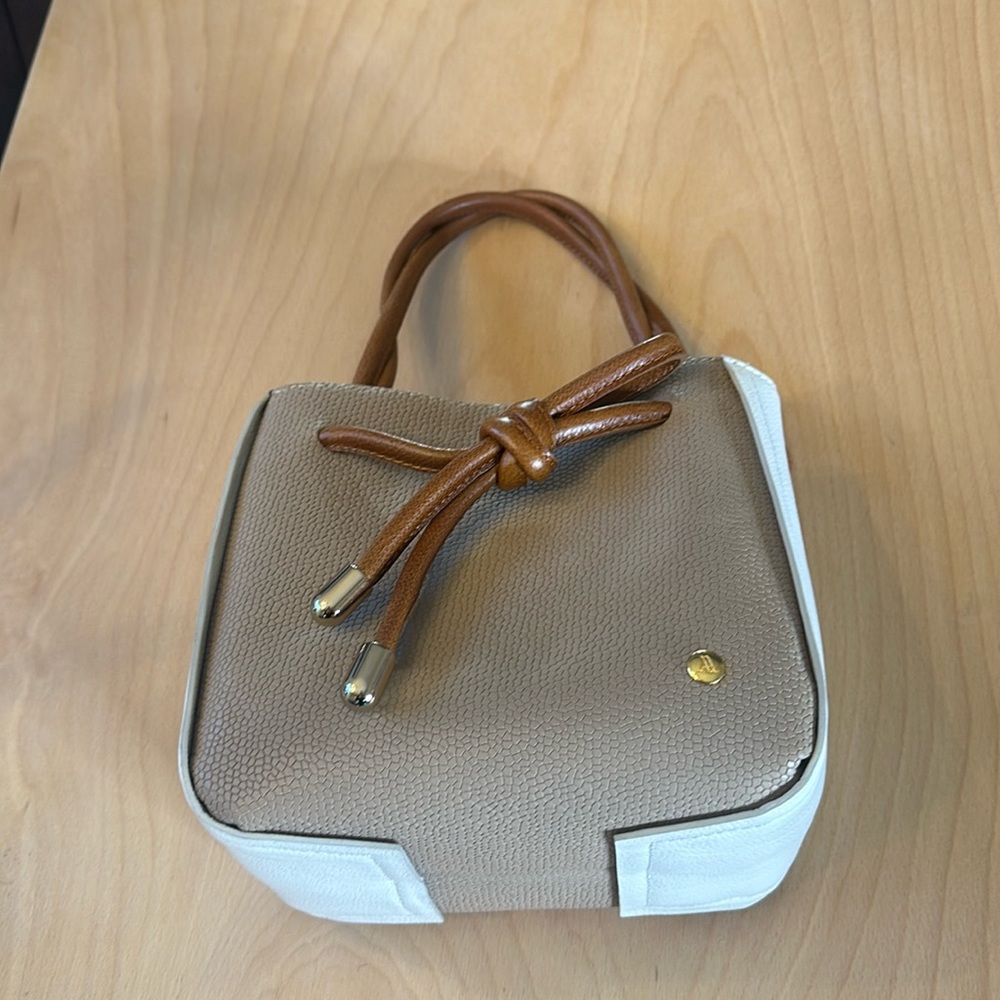 Perfect pre-owned  condition super cute leather purse!